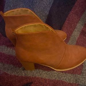 Dark Brown ankle boot. Size 9/9.5 US women’s measures at 41.